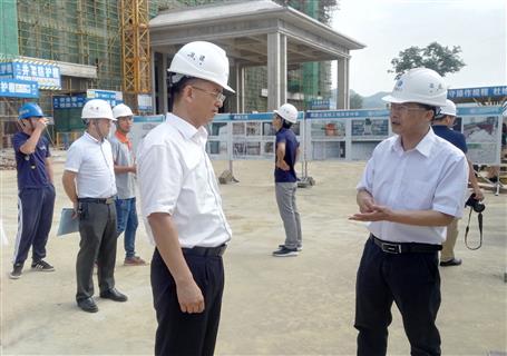 崇左市領(lǐng)導(dǎo)對崇左中醫(yī)壯醫(yī)醫(yī)院整體搬遷項(xiàng)目進(jìn)行調(diào)研