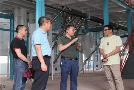 自治區(qū)軍糧供應(yīng)中心主任蒙錫陽到冶建基礎(chǔ)分公司項(xiàng)目調(diào)研