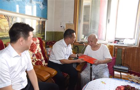 覃振華、賴海標(biāo)國慶節(jié)前慰問離休老干部